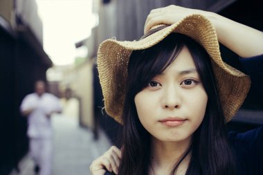 Uzun saçlı güzel bir Japon kadının portresi..