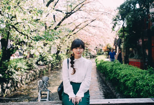 一个长头发的美丽的日本女人的画像 — 图库照片