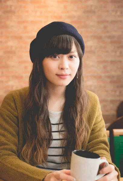 Portrait Une Belle Japonaise Aux Cheveux Longs — Photo