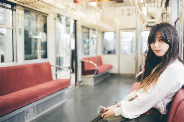 Retrato Uma Bela Mulher Japonesa Com Cabelo Comprido — Fotografia de Stock