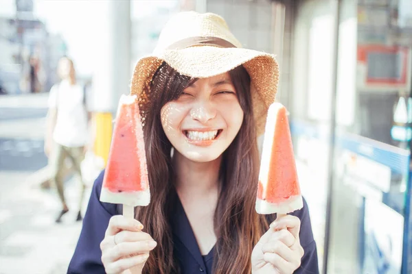 Uzun Saçlı Güzel Bir Japon Kadının Portresi — Stok fotoğraf