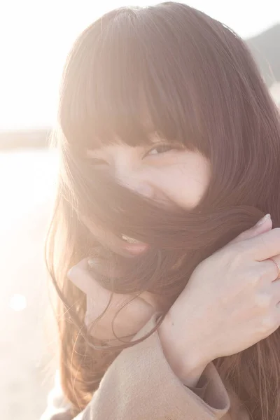 髪の長い美しい日本人女性の肖像画 — ストック写真