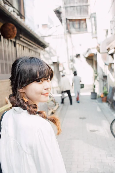 Retrato Uma Bela Mulher Japonesa Com Cabelo Comprido — Fotografia de Stock