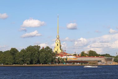 Güneşli bir yaz gününde nehir kıyısındaki bir Avrupa şehrinde antik bir kale. Saint Petersburg Peter ve Paul Kalesi