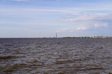 Finlandiya Körfezi 'nin su bölgesi güneşli bir yaz günüdür. Rusya Saint Petersburg