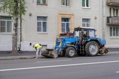 Rusya Saint Petersburg 27.07.2020 yolu bir yaz günü şehir caddesinde çalışır. Büyük bir şehrin varoşlarında bir sokak.