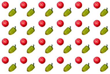 Beyaz arka planda kusursuz sebzeler kırmızı sulu domatesler ve izole edilmiş yeşil dolmalık biberler.