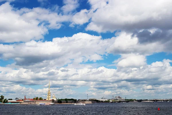 Θέα του κάστρου Πέτρου και Παύλου. Σύννεφα ουρανό πάνω από τη ρωσική πόλη — Φωτογραφία Αρχείου