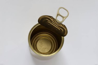 Beyaz arkaplan görünümünde metal kutuyu açar