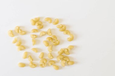 beyaz bir yüzeye saçılmış buğday makarnası