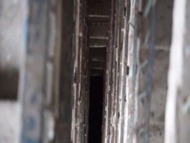 Çok katlı bir binada merdiven.