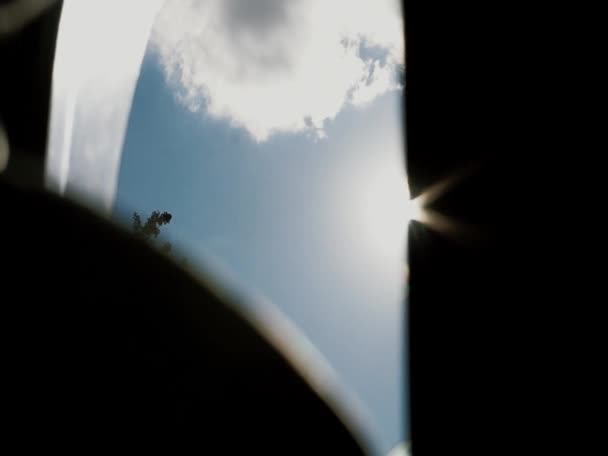 Bir Arabanın Açık Penceresinden Güneş Parıldıyor — Stok video