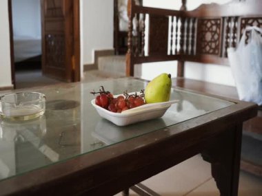 Üzüm ve armut yiyen adam.