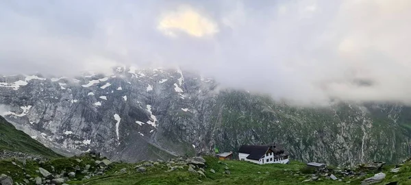 Ködös reggel a Furtschaglhaus kunyhóban az ausztriai Zillertal Alpokban — Stock Fotó