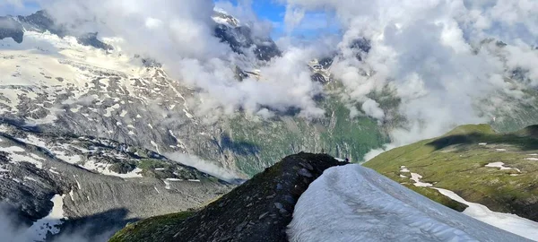 Zauberhafter Morgenblick bei der Wanderung von der Furtschaglhaus Hütte zur Berliner Hütte in den Zillertaler Alpen in Österreich — Stockfoto