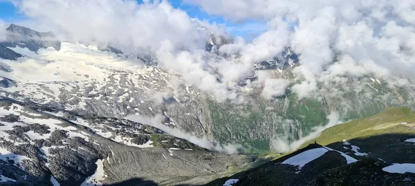 Kouzelný ranní pohled na túru z Furtschaglhaus Hut do berlínské chaty v Zillertal Alpách v Rakousku — Stock fotografie