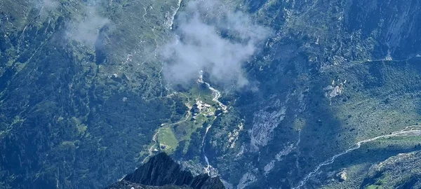 Vista de las aves de la cabaña de Berlín desde el Cuerno de Schoenbichler en los Alpes Zillertales en Tirol, Austria —  Fotos de Stock