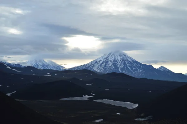 Paisaje del volcán negro cerca del volcán Tolbachik en la península del extremo este de Kamchatka en Rusia —  Fotos de Stock