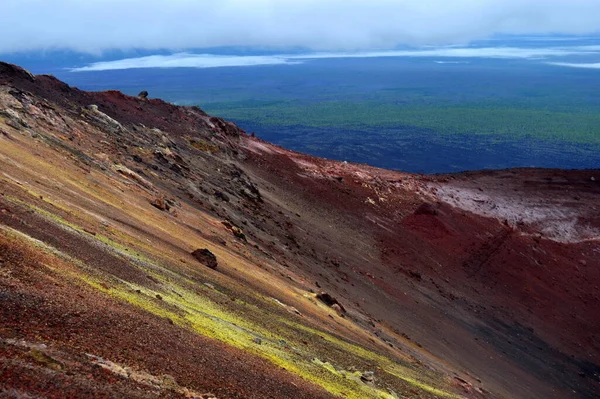 Un'escursione su un vulcano colorato intorno a Tolbachik nella penisola di Kamchatka, Russia. — Foto Stock