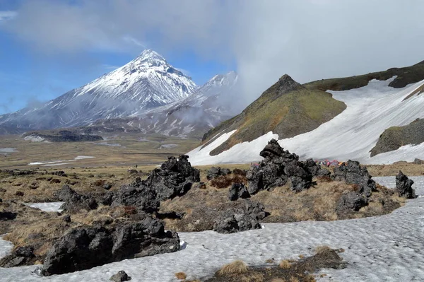 Turistas Con Tiendas Campaña Cerca Del Volcán Tolbachik Kamchatka — Foto de Stock