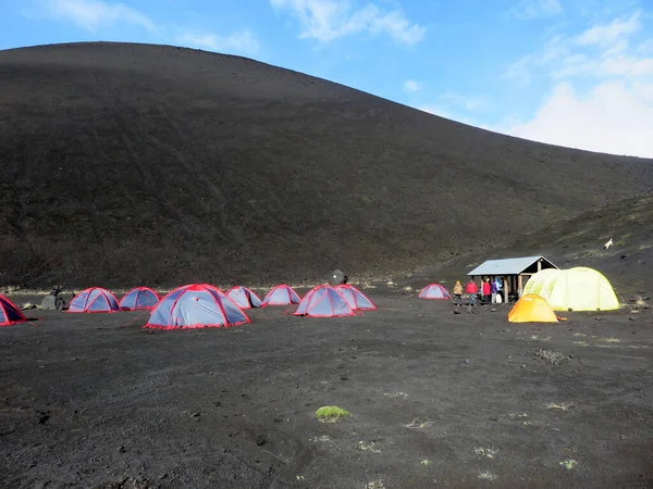 Turistas Com Tendas Perto Vulcão Tolbachik Kamchatka Cima — Fotografia de Stock