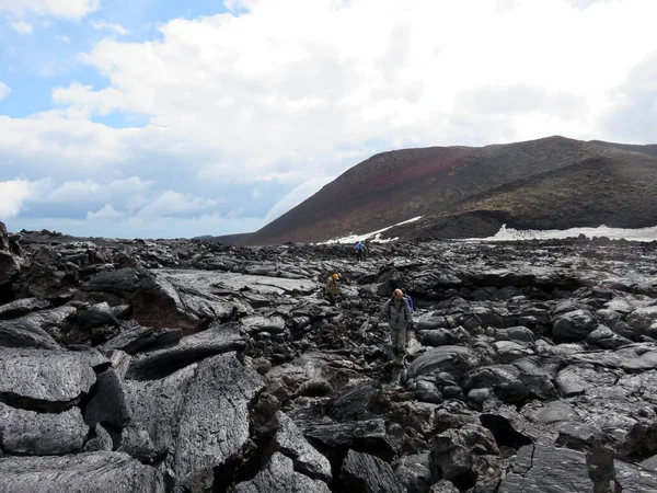 堪察加半岛托尔巴奇克火山附近熔岩上的多日徒步旅行 — 图库照片