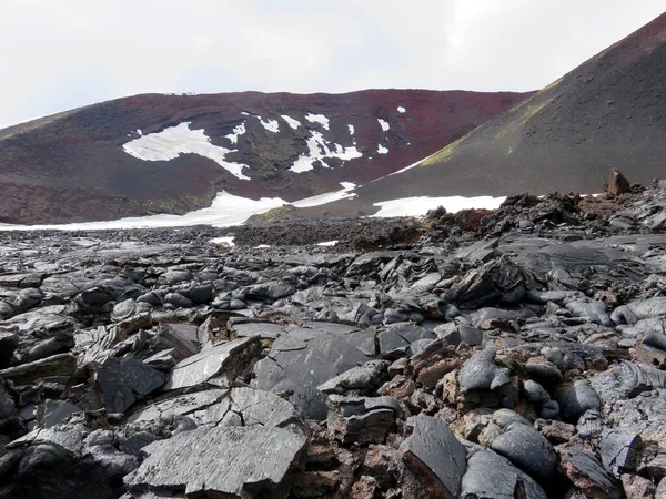 堪察加半岛托尔巴奇克火山附近熔岩上的多日徒步旅行 — 图库照片