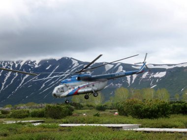 Rusya, Kamçatka 'daki Gayzerler Vadisi' ne bir helikopter iniyor.