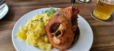 Restoran yemeği - Reutlingen, Baden-Wurttemberg 'de patates salatalı domuz budu ve iyi bir Alman birası.