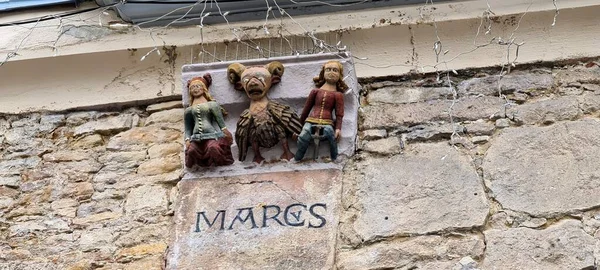Trois Petites Statues Sur Une Maison Reutlingen Allemagne Photo De Stock