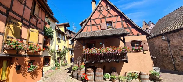 Niedliches altes Haus in Eguisheim, Elsass, Frankreich — Stockfoto