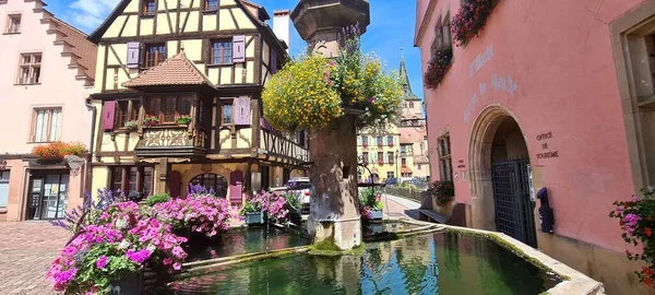 Alte Häuser in einem schönen Dorf von Turckheim, Elsass, Frankreich — Stockfoto