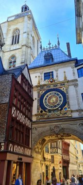 Rouen 'daki Büyük Saat ahşap evlerle çevrili. Normandiya, Fransa