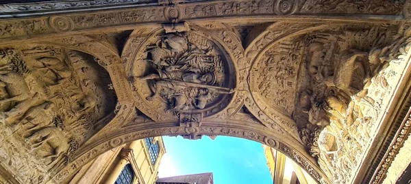 루앙에 시계는 가옥들 에둘러 있습니다 프랑스의 노르망디 로열티 프리 스톡 이미지