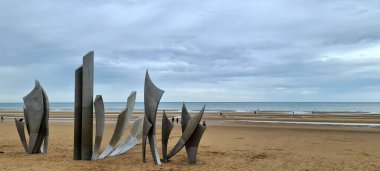 Kasvetli bir günde Omaha Sahili 'nde anıt heykel