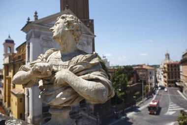 Köprüdeki antik heykel Avrupa 'nın panoramik manzaralı