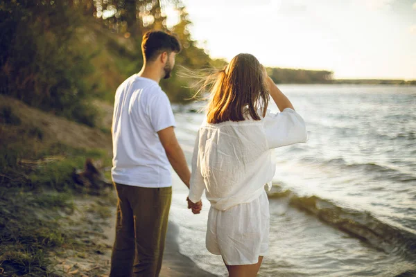 Casal Apaixonado Mãos Dadas Andando Praia Pôr Sol — Fotografia de Stock