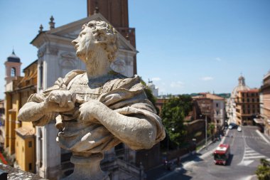 Köprüdeki antik heykel Avrupa 'nın panoramik manzaralı