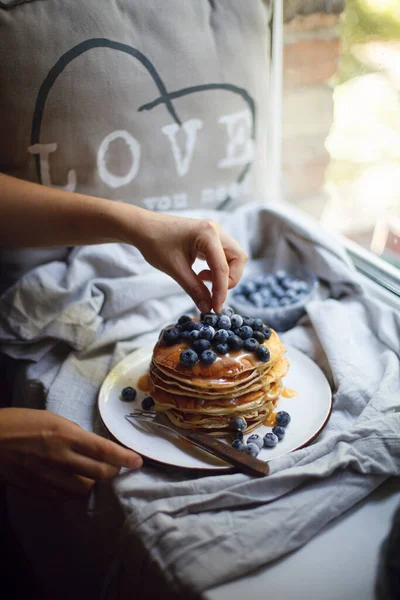 Gadis Menghias Pancake Lezat Dengan Karamel Asin Dan Blueberry Untuk — Stok Foto