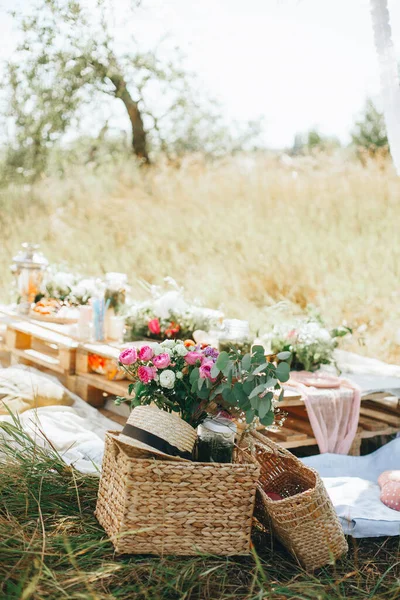 Parkta piknik. Parkta parti var. Bebek partisi. Parkta doğum günü partisi. Hygge. Saf doğa. parti dekorasyonu