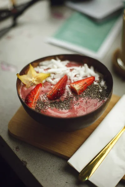 Smoothie Stroberi Sehat Dengan Kelapa Dan Karambola Dalam Mangkuk Kelapa — Stok Foto