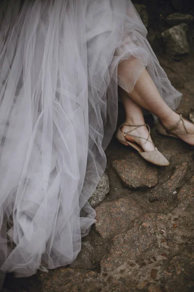 Indah Tulle Rok Dari Gaun Pengantin Pada Seorang Gadis Duduk — Stok Foto