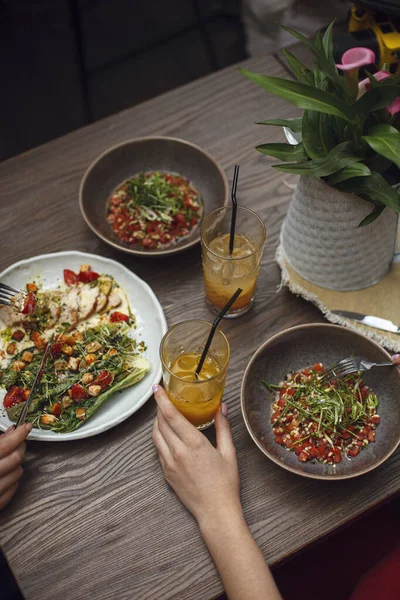 Perempuan Saat Makan Siang Kafe Vegan Teras Makan Makanan Sehat — Stok Foto