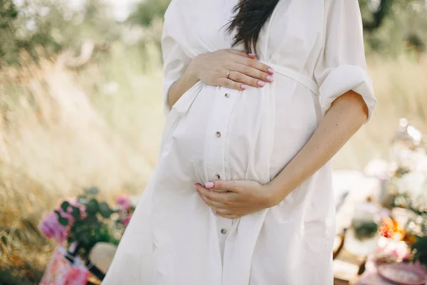 Zwangere Vrouw Witte Jurk Knuffelt Haar Buik Het Park Babyshower Rechtenvrije Stockafbeeldingen
