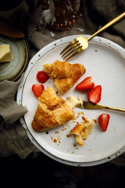 Potongan Croissant Pada Piring Putih Dengan Stroberi Dan Sendok Garpu — Stok Foto
