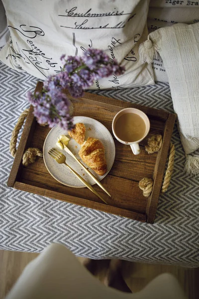 Croissant Piring Putih Dengan Perhiasan Emas Dan Secangkir Kopi — Stok Foto