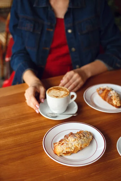 คนท นอาหารเช าในคาเฟ อมกาแฟในถ วยขาวและ Croissants บนจานส ขาว บกาแฟ บกาแฟ — ภาพถ่ายสต็อก