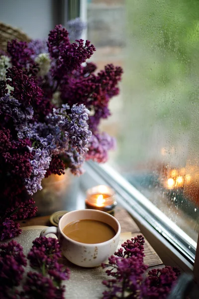 กาแฟหน วยท างฝนใกล อดอกล ลลาคส — ภาพถ่ายสต็อก