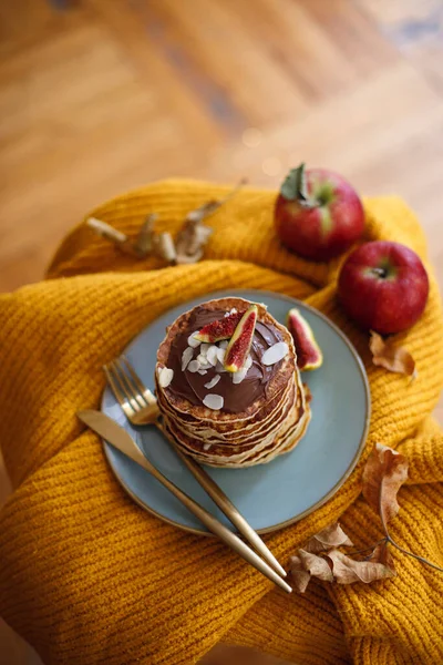 Pancake Dengan Pasta Coklat Dan Ara Piring Dengan Sendok Garpu — Stok Foto