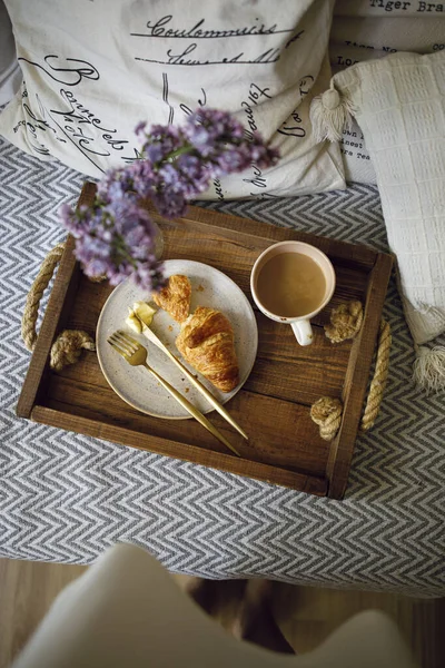 Croissant Een Wit Bord Met Gouden Bestek Een Kop Koffie Stockfoto
